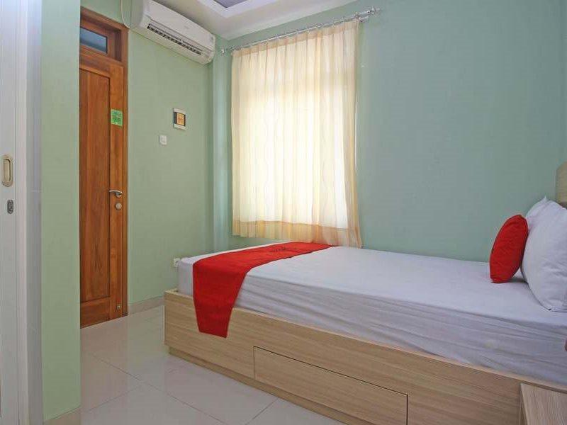 Reddoorz Near Solo Balapan Station Hotel Exterior photo